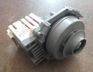 WHIRLPOOL /Pompa myjąca elektr+uszczelnienie